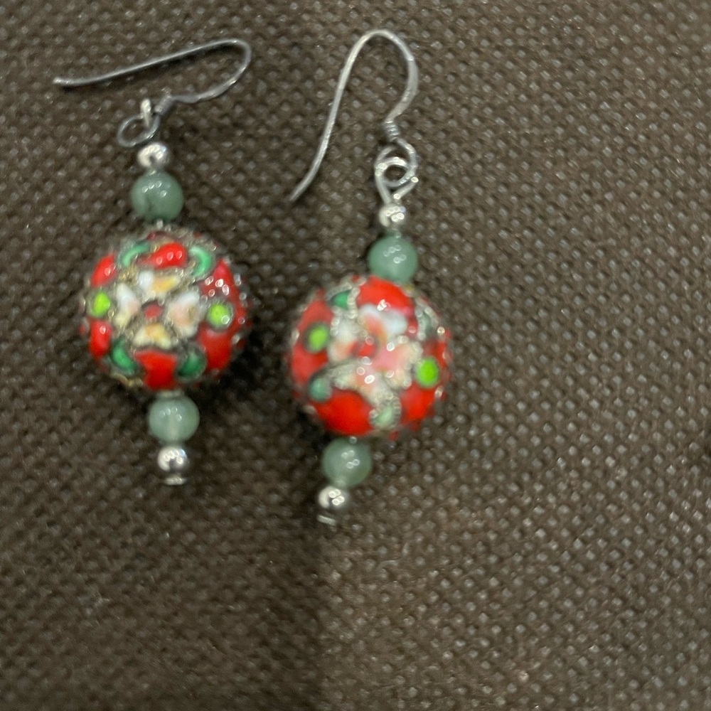 Cloisonne’ bead with jade-like bead trim. - Picture 2 of 2